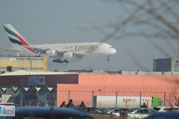 Aribus A380 ląduje na Lotnisku Chopina