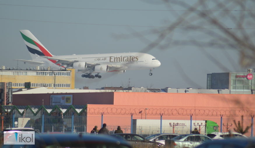 Aribus A380 ląduje na Lotnisku Chopina